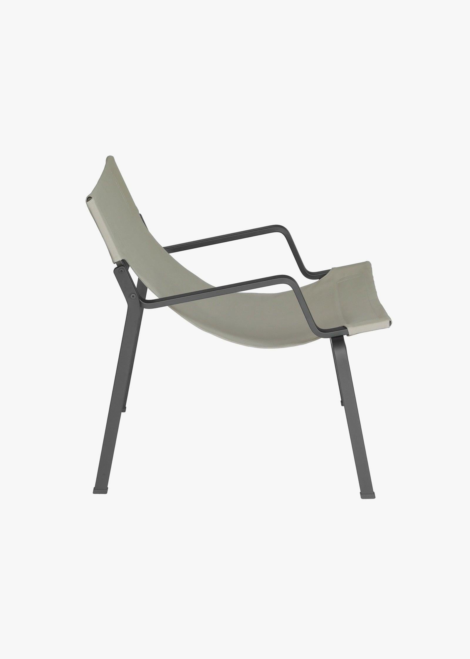 Ensō Lounge Chair – Anodized black aluminum / Limestone Bananatex