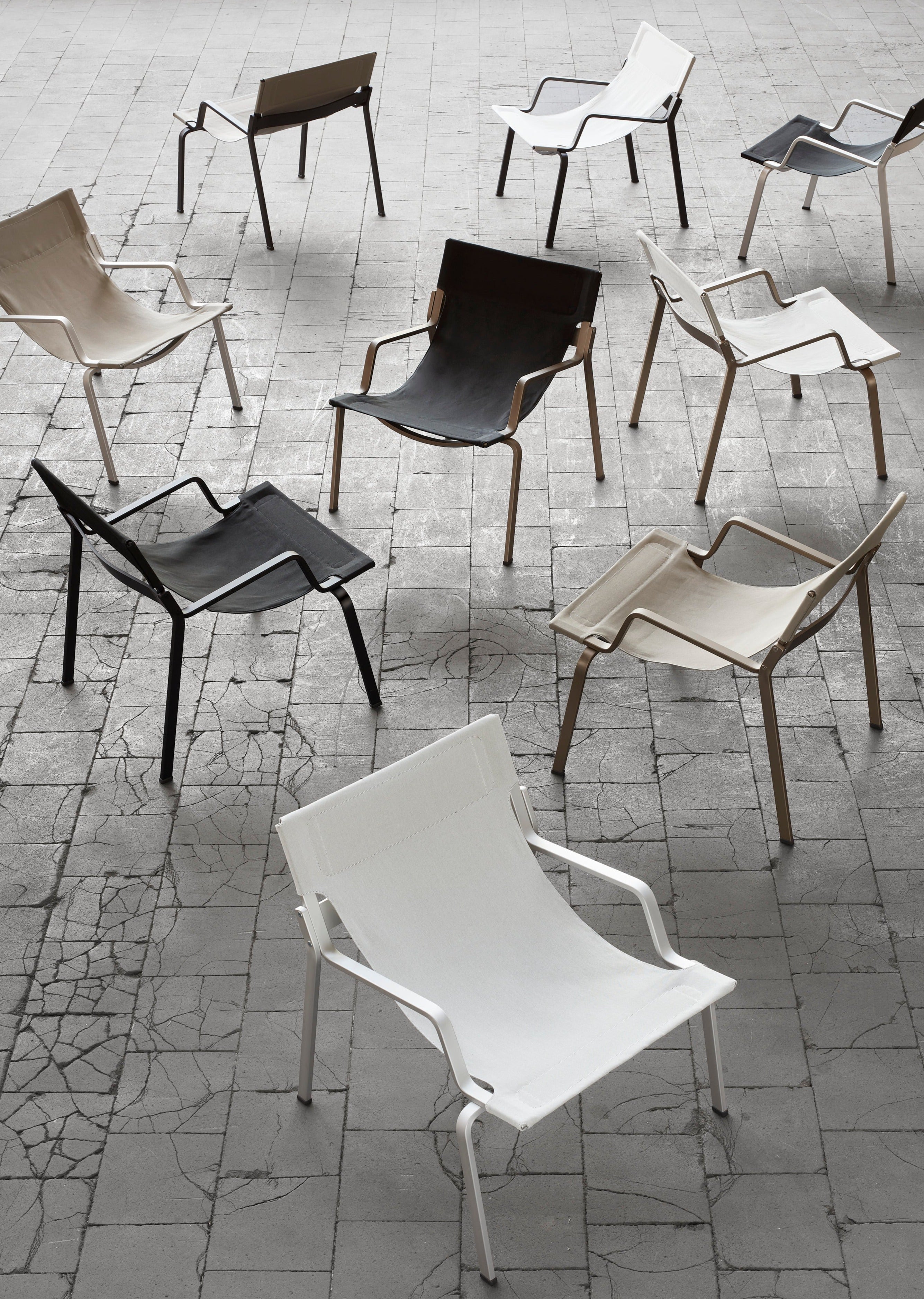 Ensō Lounge Chair – Anodized natural aluminum / Black Bananatex - QWSTION