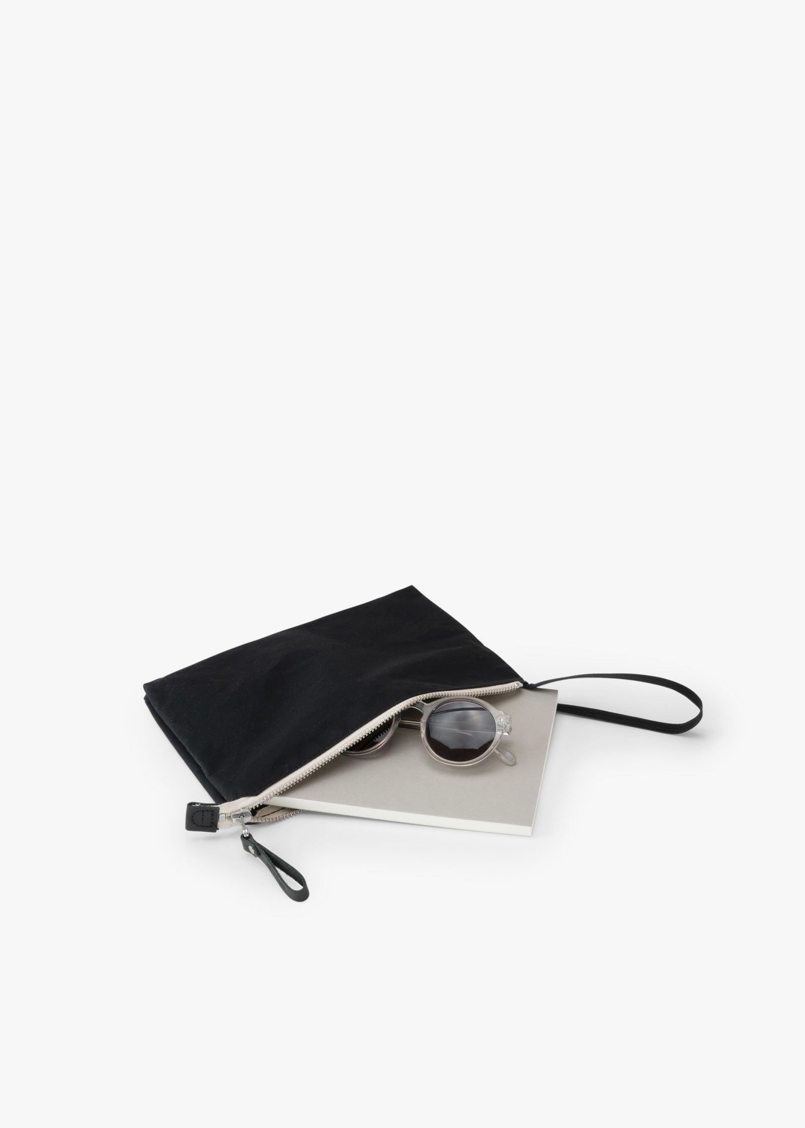Zip Pouch Medium – Raven - QWSTION