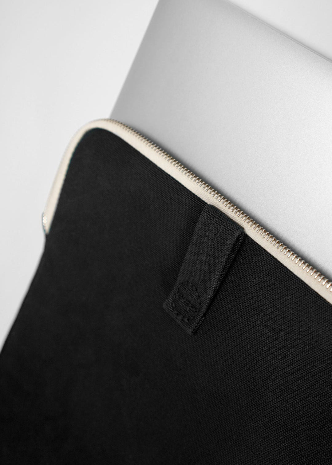 Bananatex Sleeve for Macbook 15" – All Black - QWSTION