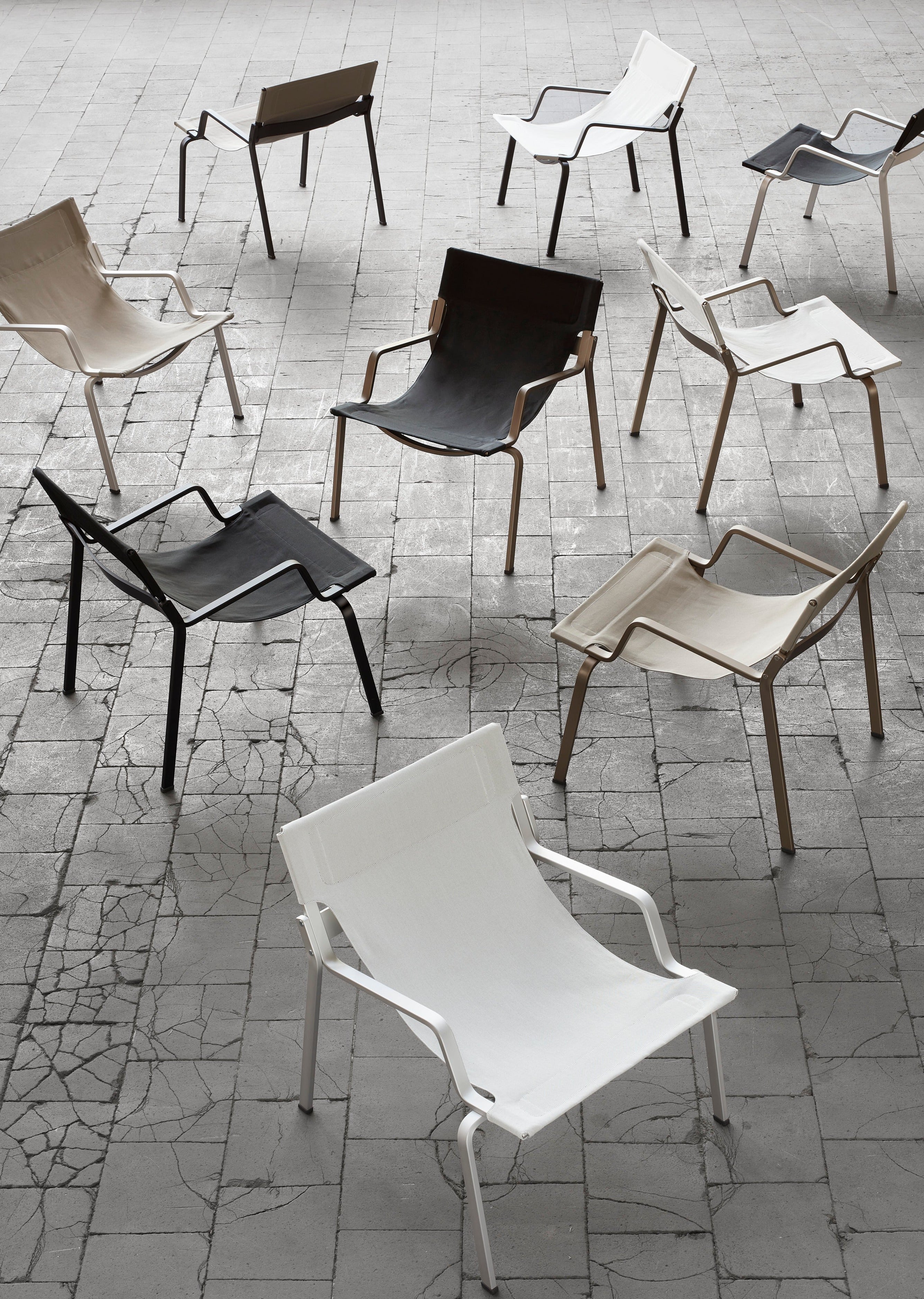 Ensō Lounge Chair – Anodized natural aluminum / Limestone Bananatex - QWSTION