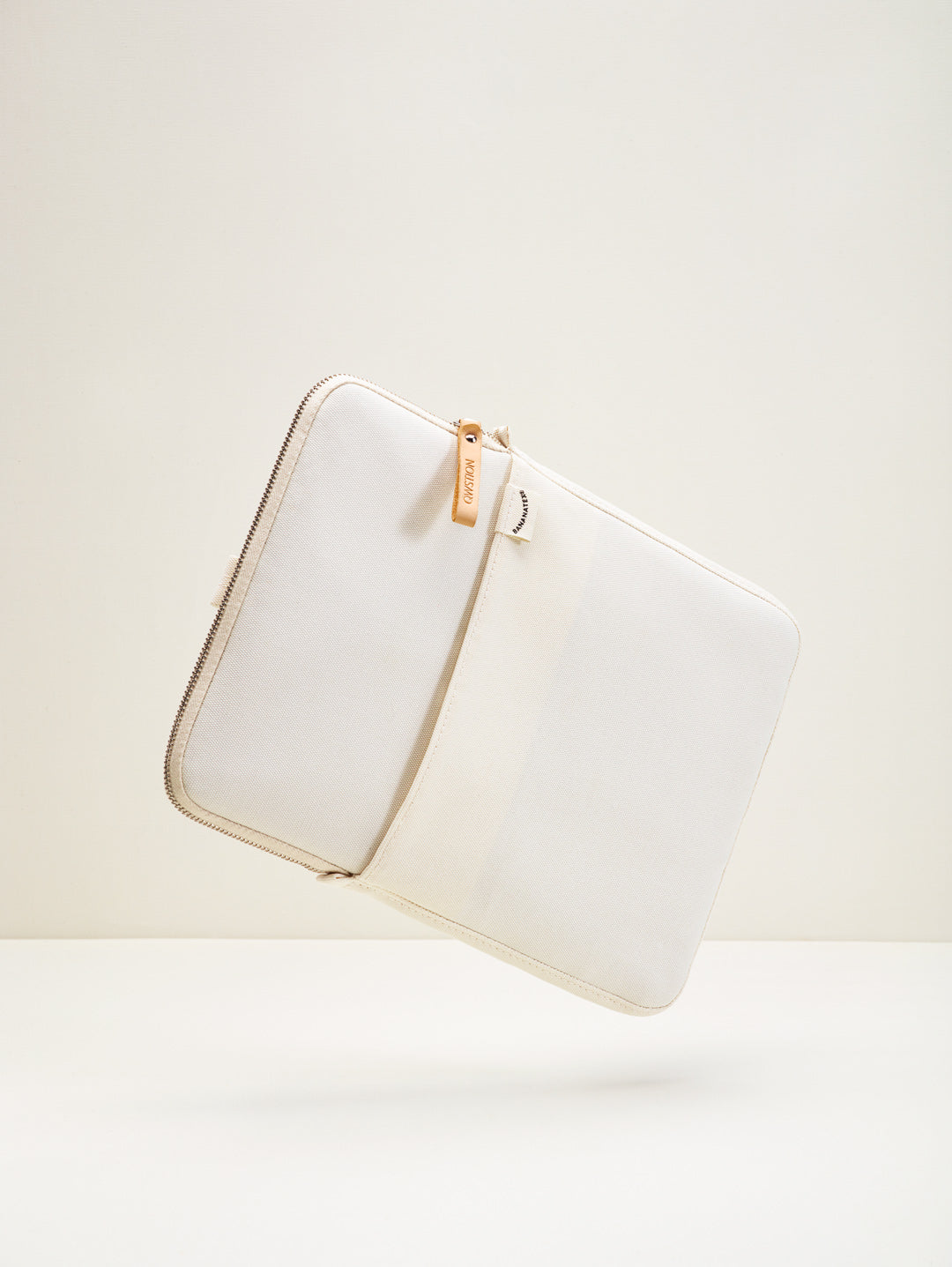 Bananatex Sleeve for Macbook 16" – Natural White - QWSTION