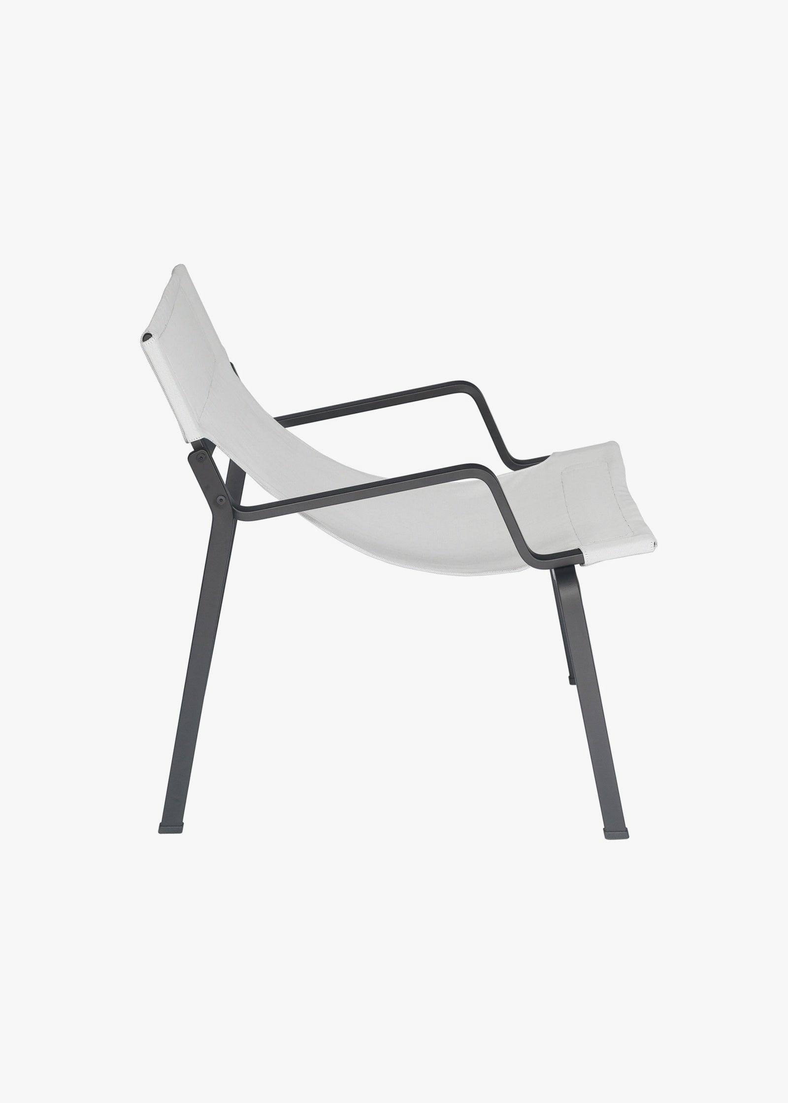 Ensō Lounge Chair – Anodized black aluminum / Gravel Bananatex