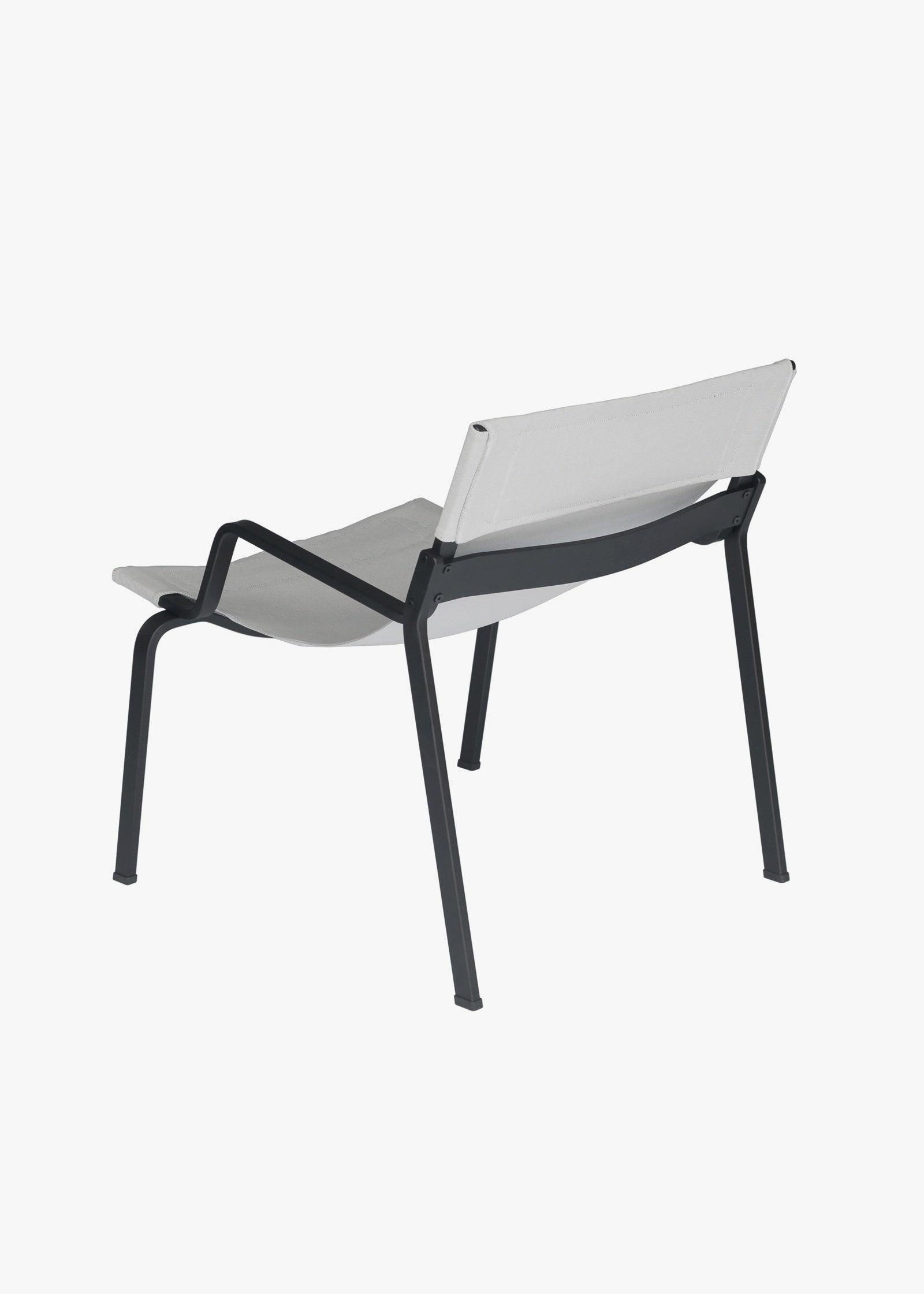 Ensō Lounge Chair – Anodized black aluminum / Gravel Bananatex