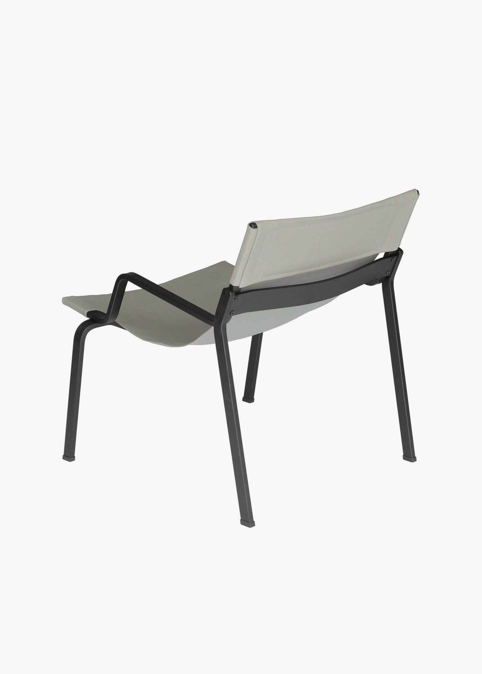 Ensō Lounge Chair – Anodized black aluminum / Limestone Bananatex
