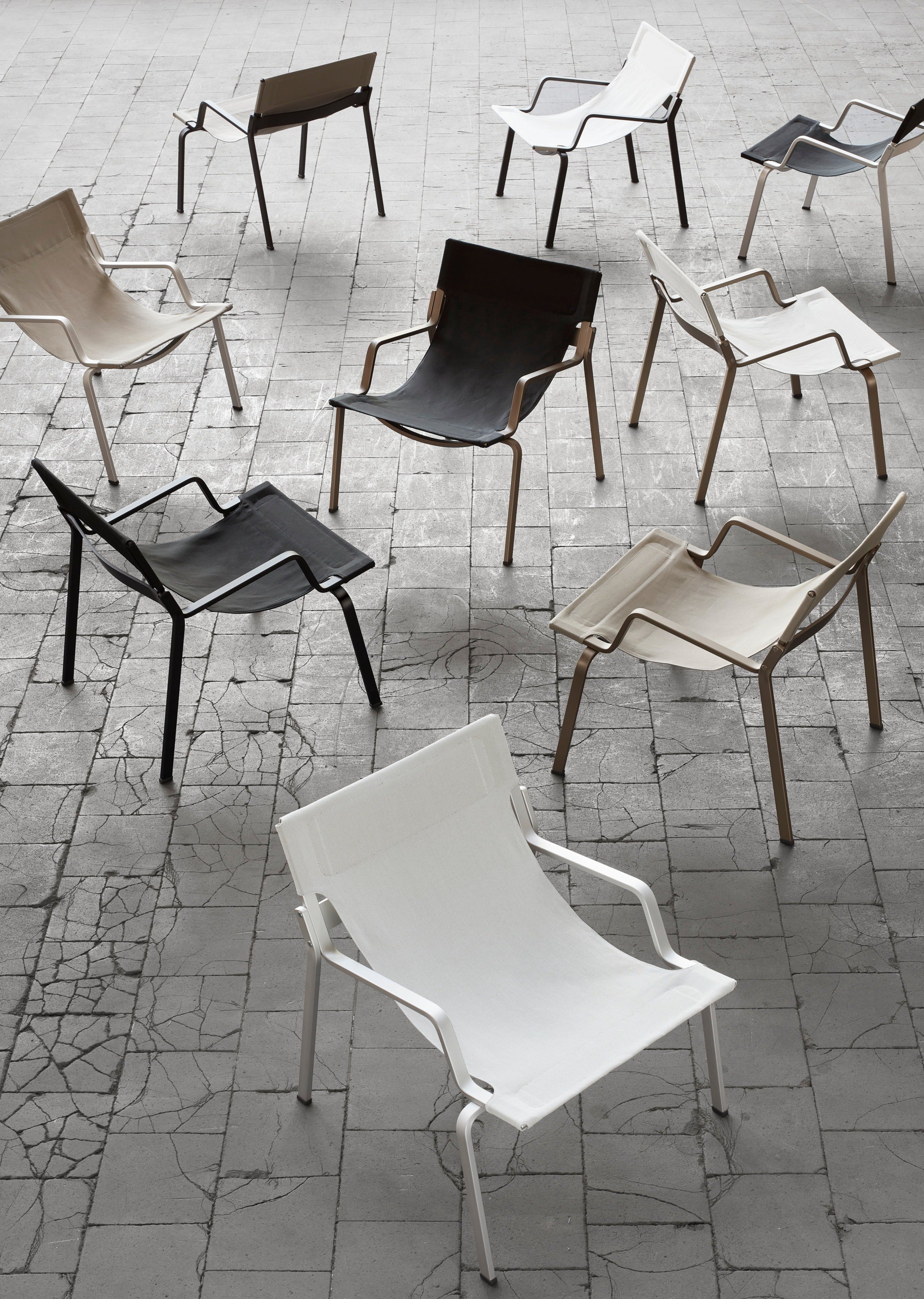 Ensō Lounge Chair – Anodized natural aluminum / Black Bananatex
