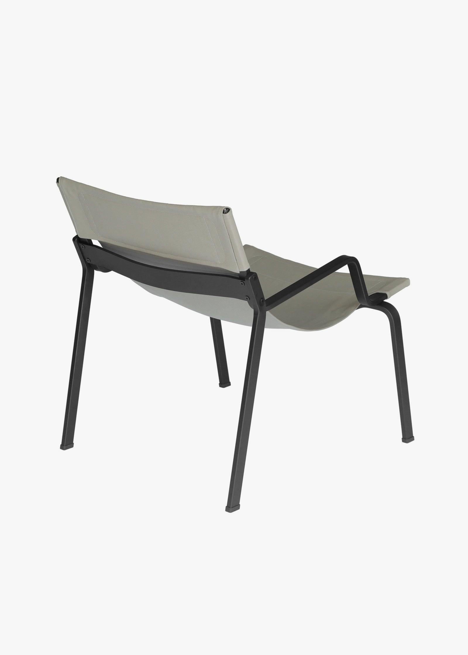 Ensō Lounge Chair – Anodized black aluminum / Limestone Bananatex - QWSTION