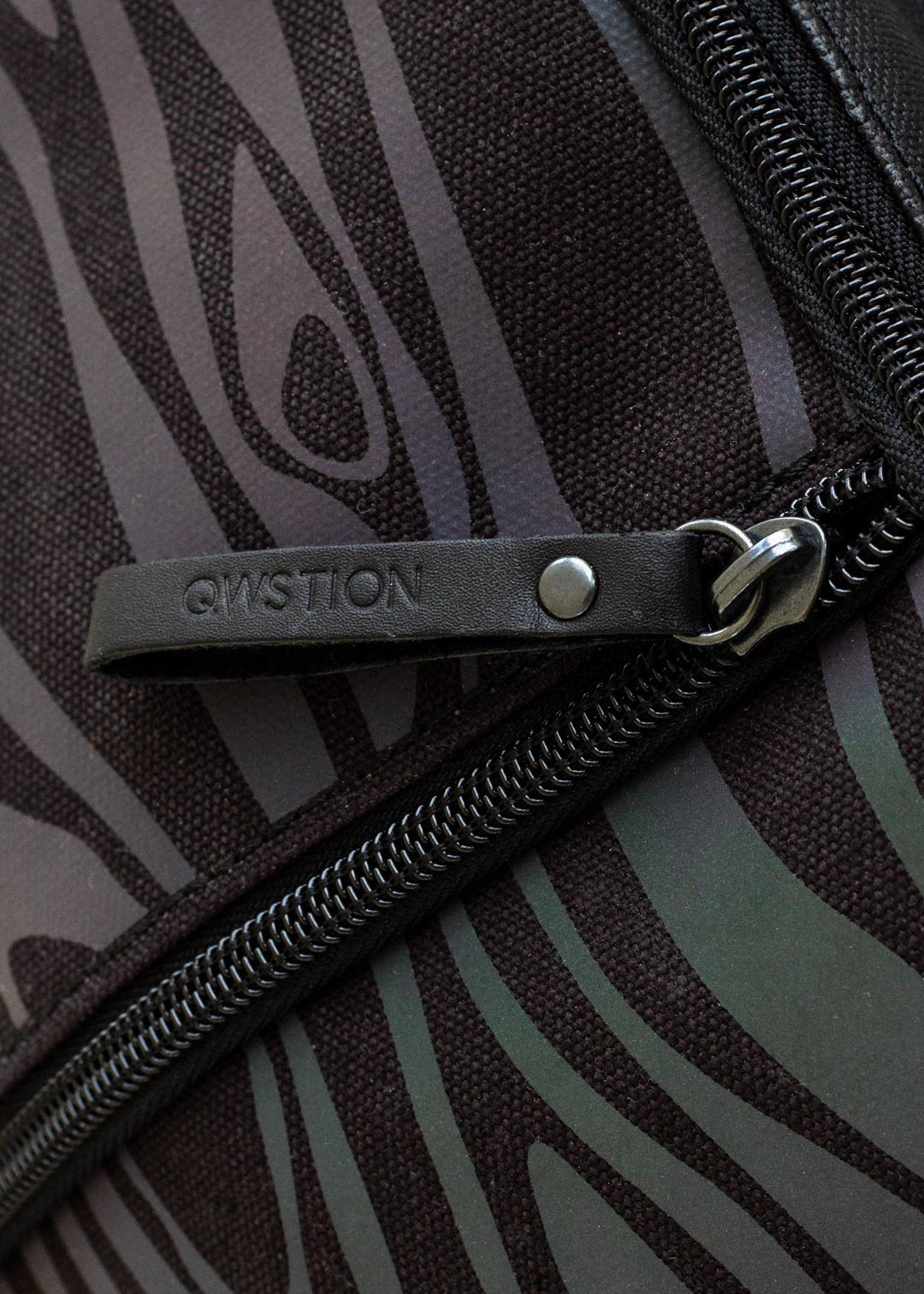 Mini Pack – QWSTION + Julian Zigerli (Iridescent Back) - QWSTION